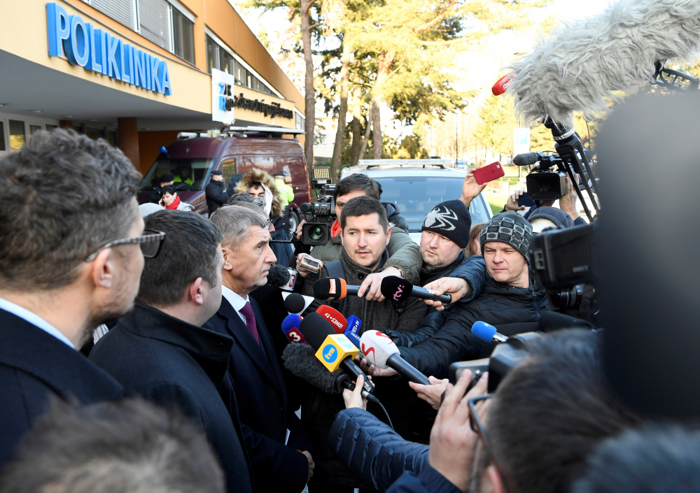 Премьер-министр Чехии Андрей Бабиш говорит с прессой на месте трагедии. Фото REUTERS/Radovan Stoklasa/Scanpix/Leta