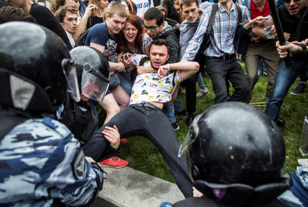 Попытка задержания Руслана Шаведдинова на митинге в Москве. Фото Evgeny Feldman/REUTERS/Scanpix/LETA