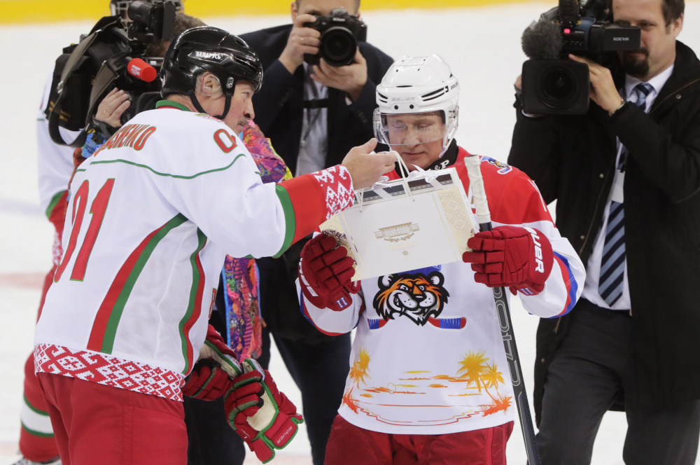 Президент РФ Владимир Путин и президент Беларуси Александр Лукашенко играют в хоккей в Сочи. Фото Mikhail Metzel/TASS/Spektr/LETA