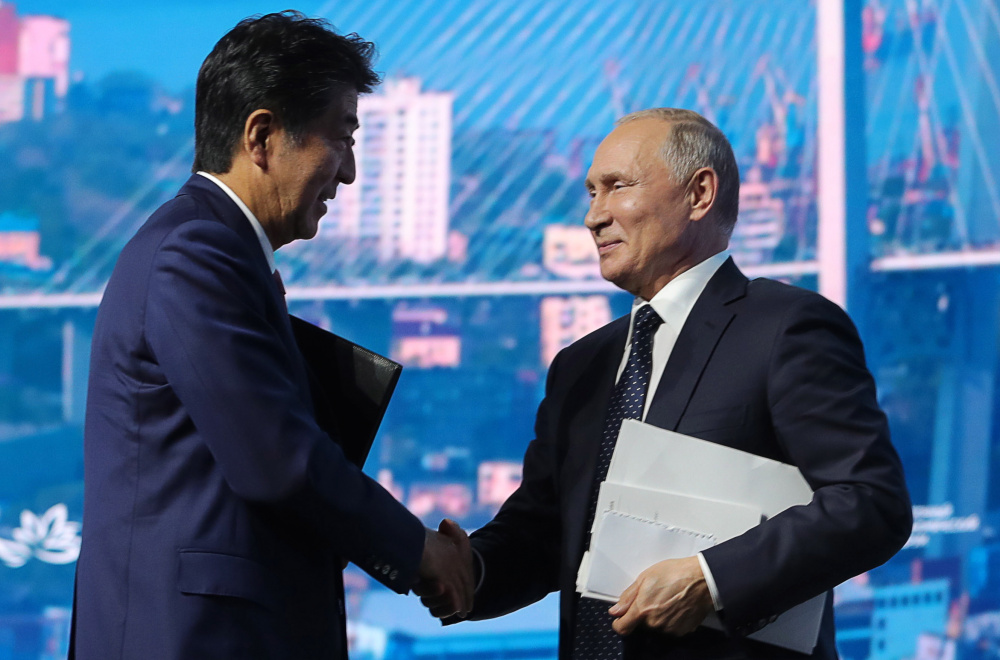 Премьер-министр Японии Синдзо Абэ (слева) и президент РФ Владимир Путин на Воточном экономическом форуме во Владивостоке, сентябрь 2019 г. Фото: Mikhail Klimentyev / TASS / Scanpix / Leta