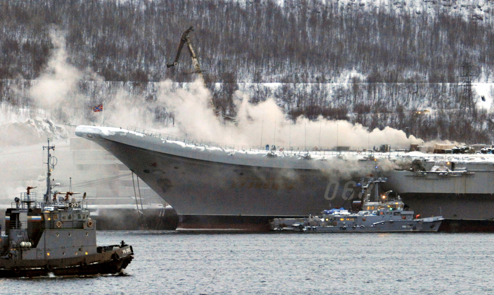 Дым над загоревшимся крейсером «Адмирал Кузнецов». Фото Lev Fedoseyev/TASS/Scanpix/Leta