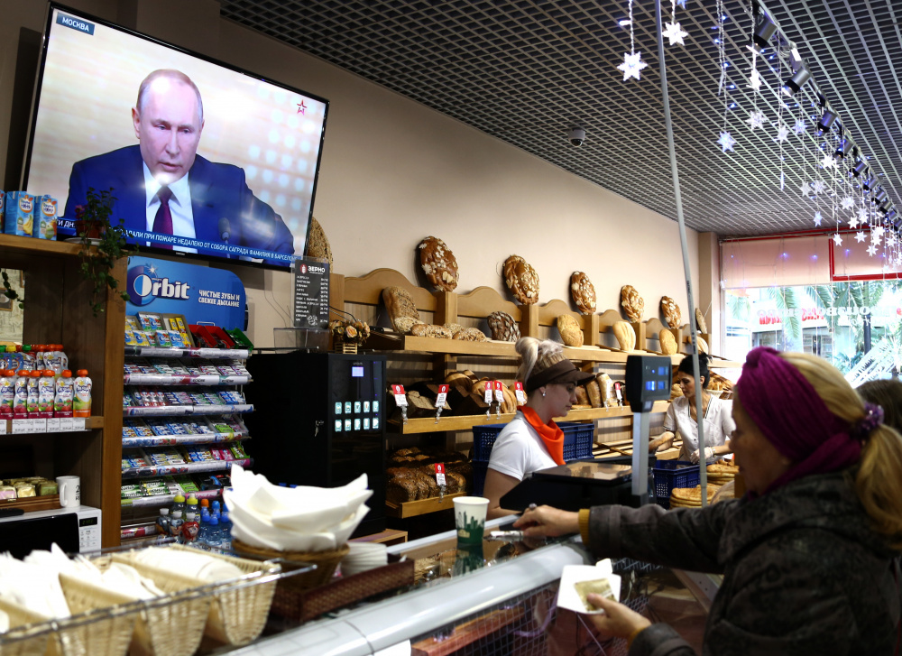 Трансляция пресс-конференции Владимира Путина в одном из магазинов в Сочи. Фото: Dmitry Feoktistov / TASS / Scanpix / Leta