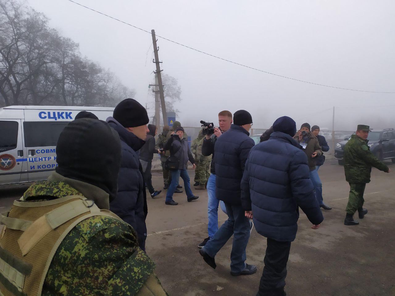 Украинские пленные проходят верификацию. Фото:  @akutin_dpr_ru