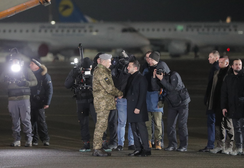Президент Зеленский встречает освобожденных из плена украинцев. Фото EPA/SERGEY DOLZHENKO/Scanpix/LETA