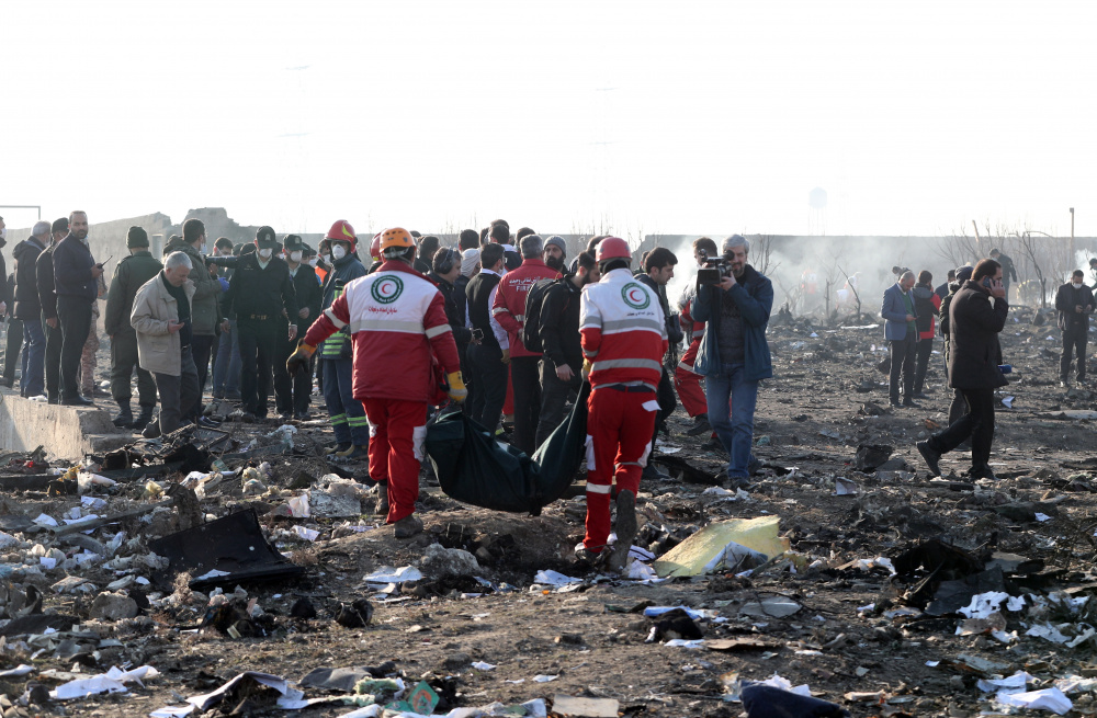 Спасатели работают на месте крушения украинского Boeing 737 в Тегеране. Фото EPA/Scanpix/Leta