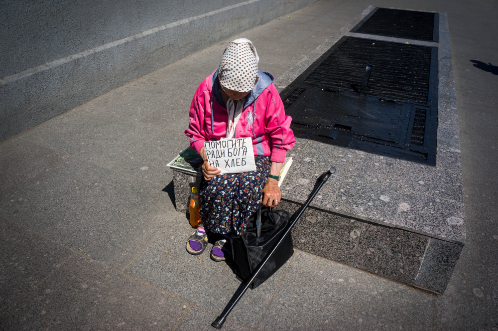 Российская пенсионерка просит на хлеб. ФотоDemian Stringer/ZUMA Wire/Scanpix/LETA