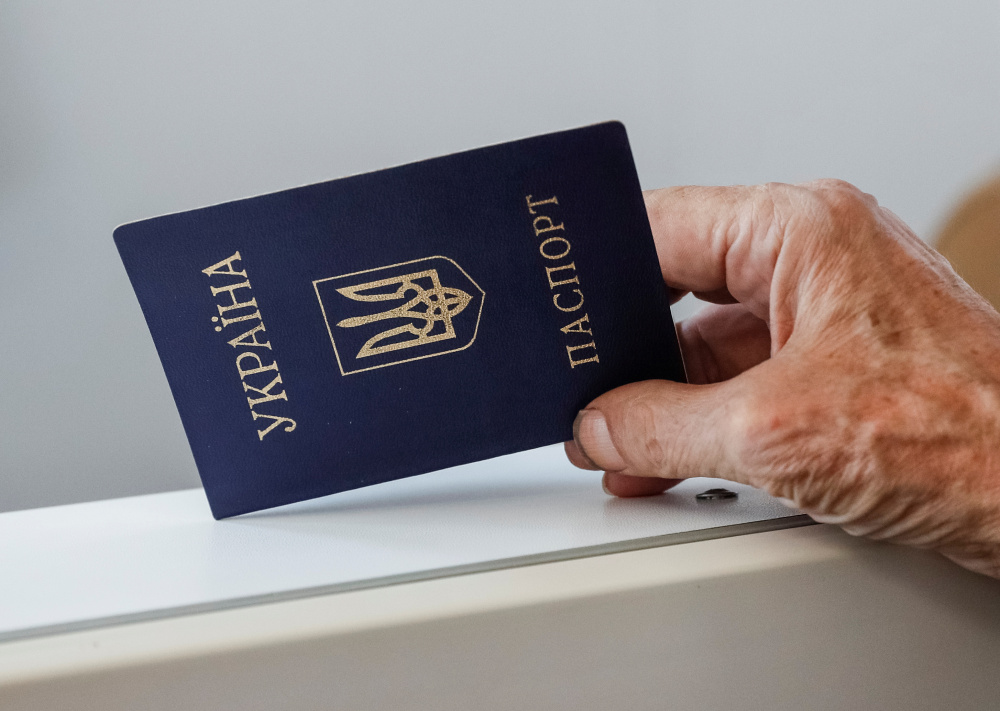 Украинский паспорт. Фото: GLEB GARANICH / TASS / Scanpix / Leta