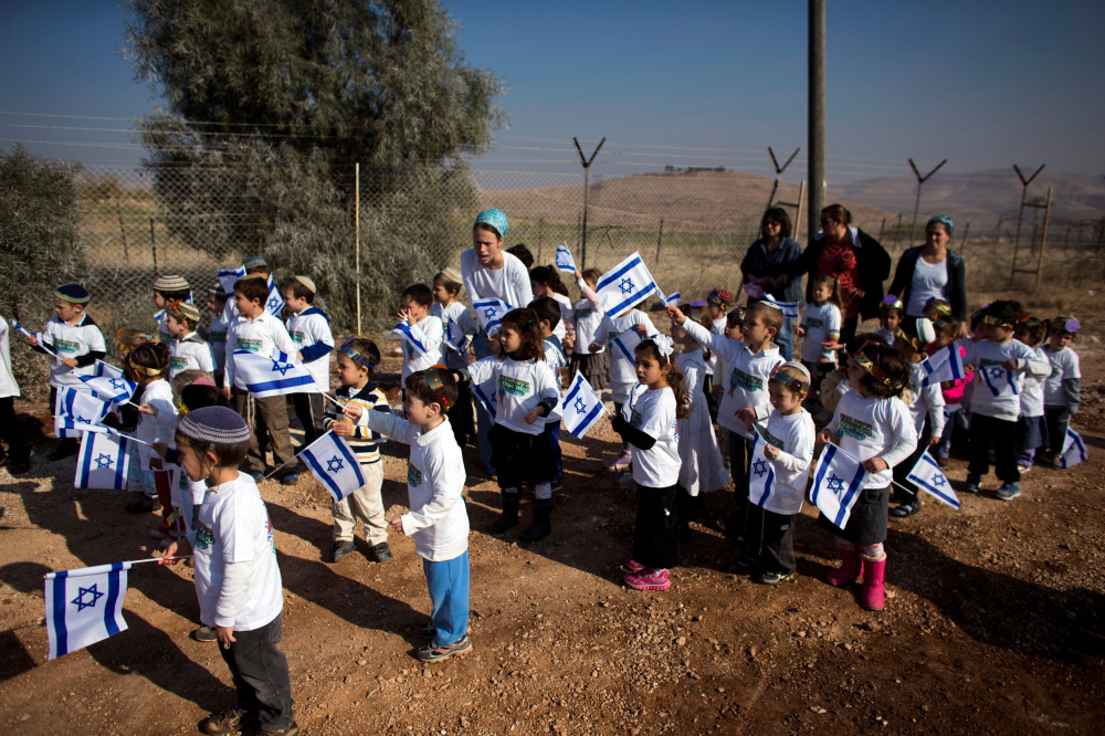 Дети в новом израильском поселении в долине реки Иордан. Фото REUTERS/Ronen Zvulun/File Photo/Scanpix/LETA