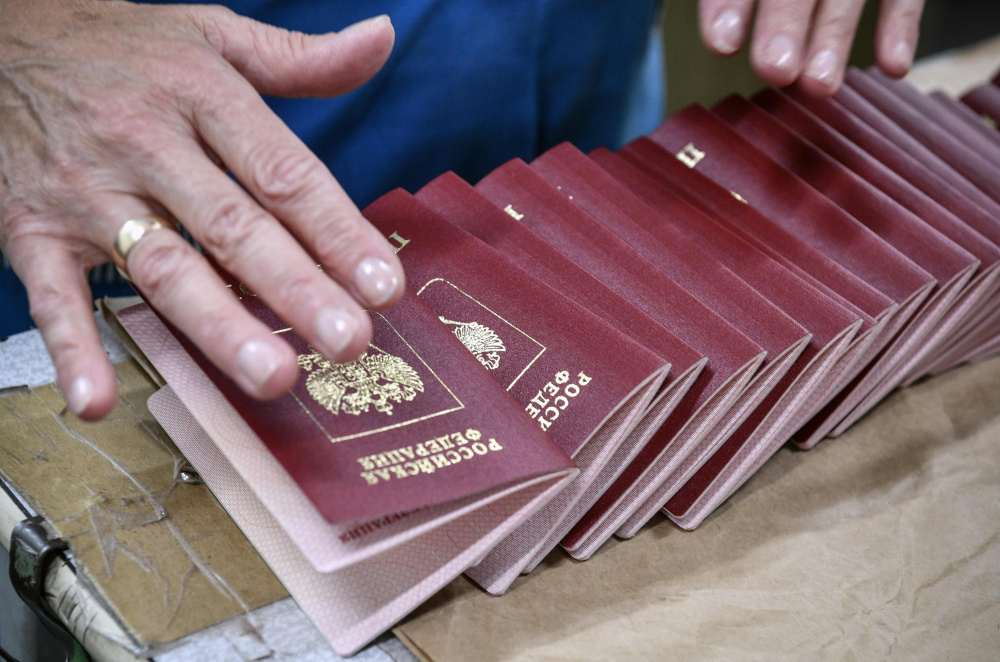 Российские паспорта. Фото: ALEXANDER NEMENOV / TASS / Scanpix / Leta