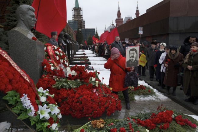 Возложение цветов к могиле Сталина в годовщину его смерти, Москва. Фото AP/Scanpix/LETA
