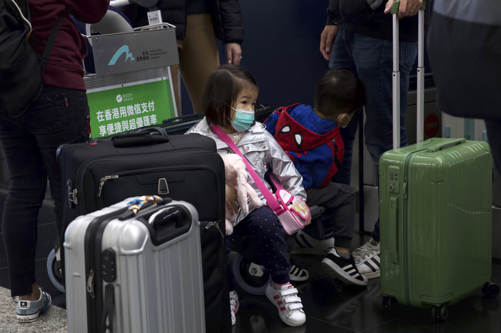 Девочка в маске в аэропорту Гонконга. Фото: Ng Han Guan / TASS / Scanpix / Leta