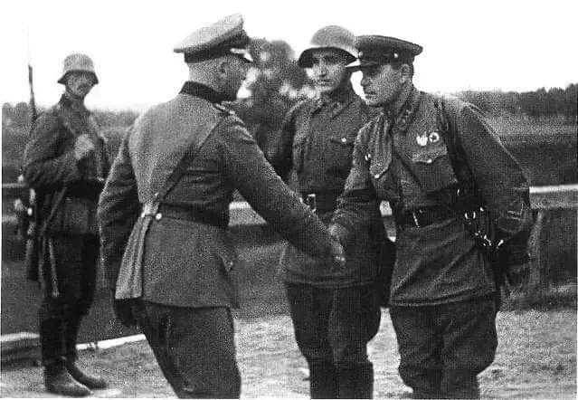 Военнослужащие РККА и вермахта во время совместного парада в польском Бресте 22 сентября 1939 года. Архивное фото