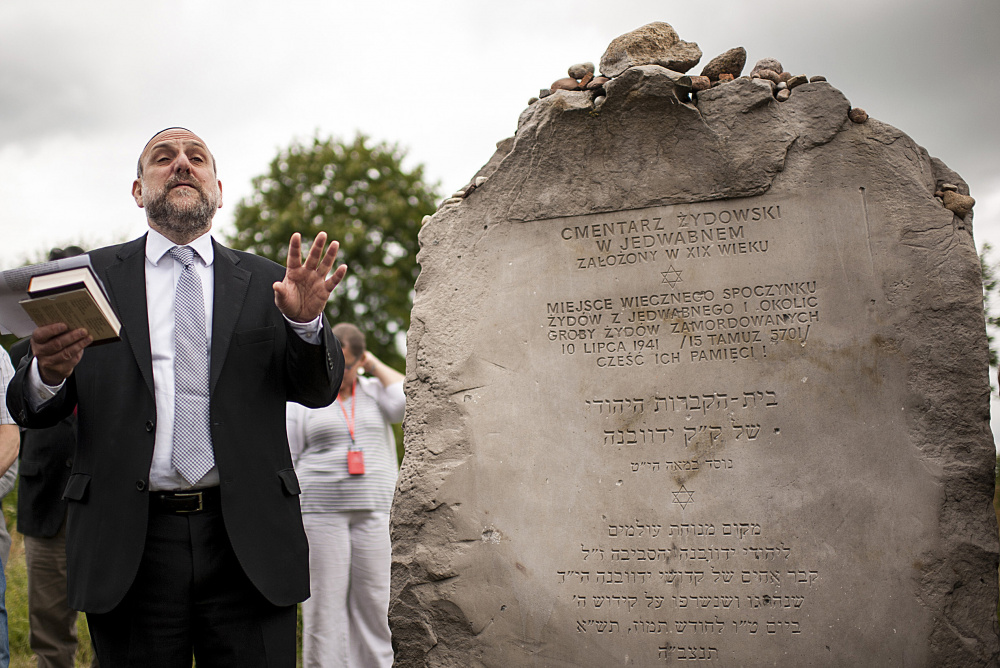 Михаил Шудрих у мемориального камня на месте массового убийства евреев в Польше. Фото AP Photo/Michal Kosc/Scanpix/Leta