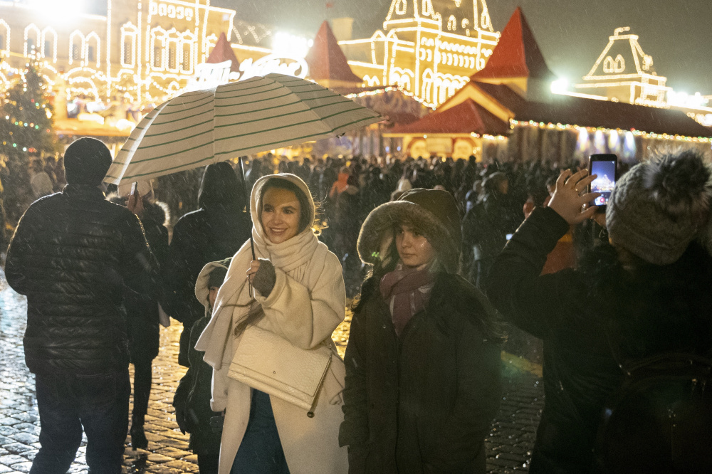 В новогоднюю ночь в Москве шел дождь AP Photo/Denis Tyrin/Scanpix/Leta