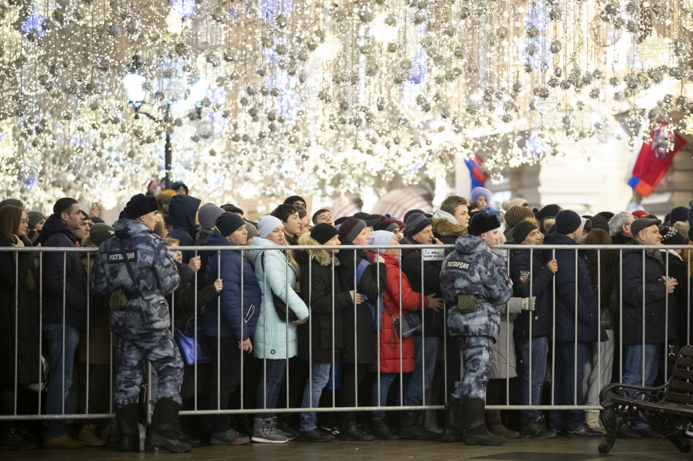 Полиция управляет пешеходным движением на Тверской улице в Москве в новогоднюю ночь. Фото AP Photo/Denis Tyrin/Scanpix/Leta