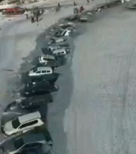 Владивосток, автомашины провалились под лед. Кадр видео.