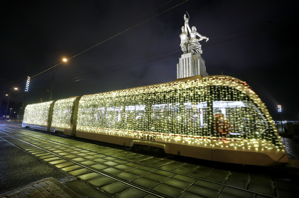 Празднично украшенный трамвай. Фото Sergei Savostyanov/TASS/Scanpix/Leta