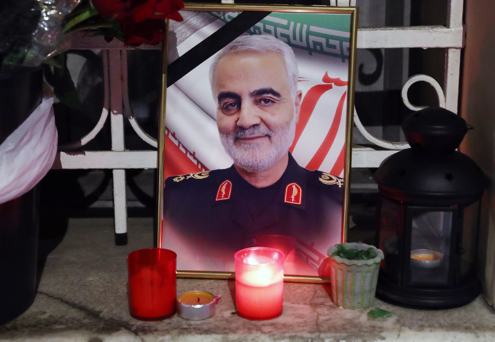 Цветы и свечи в память о генерале Сулеймани у посольства Ирана в Москве. Фото Stanislav Krasilnikov/TASS/Scanpix/LETA