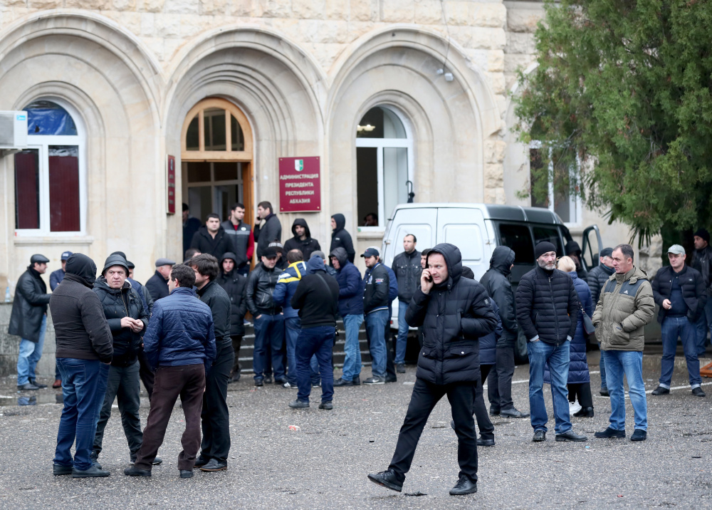 Протестущие перед зданием администрации президента Абхазии. Фото: Dmitry Feoktistov / TASS / Scanpix / Leta