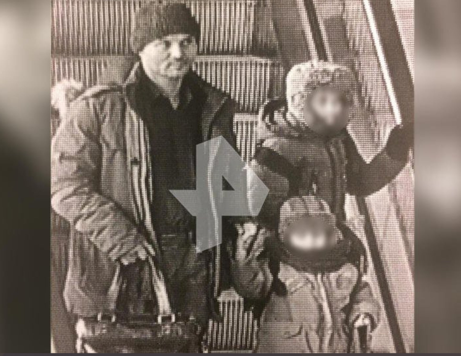 Виктор Гаврилов с сыном в аэропорту Шереметьево. Фото: кадр видео, РЕН ТВ