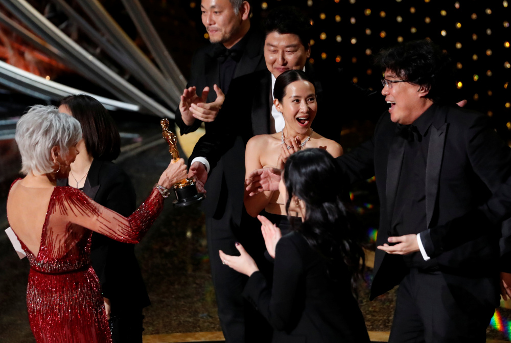 Команда фильма "Паразиты" получает главный Оскар. Фото REUTERS/Scanpix/Leta