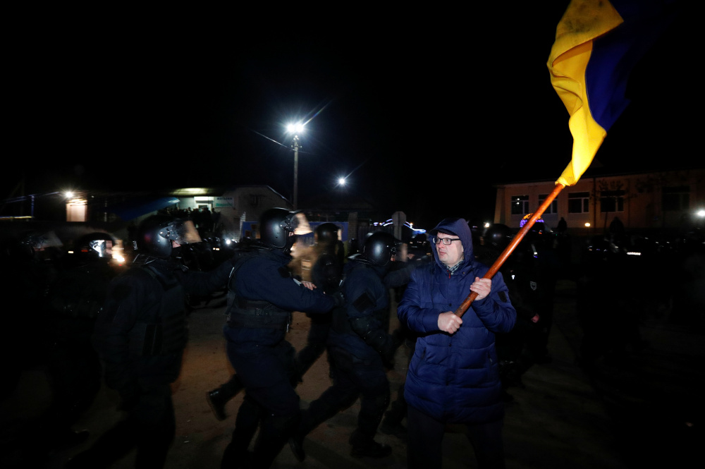Протесты в Новых Санжарах против размезщения эвакуированных из Китая. Фото REUTERS/Valentyn Ogirenko/Scanpix/LETA
