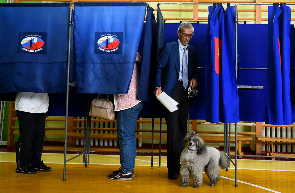 Мужчина выходит из кабинки для голосования. Фото: OLGA MALTSEVA / TASS / Scanpix / Leta