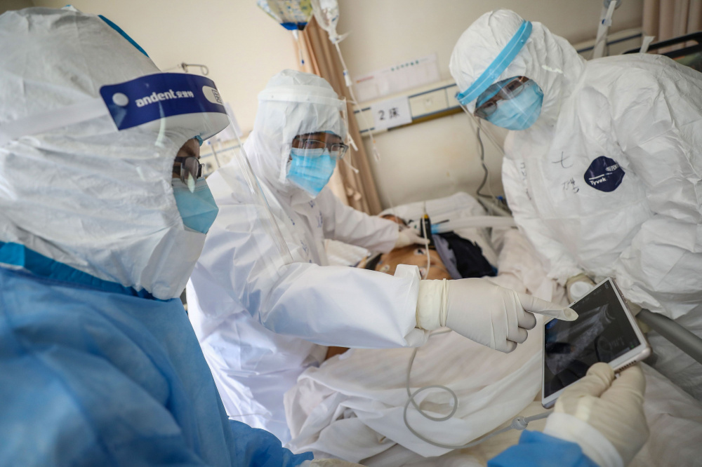 Врачи в Ухани обследуют больного коронавирусом. Фото: AFP / TASS / Scanpix / Leta