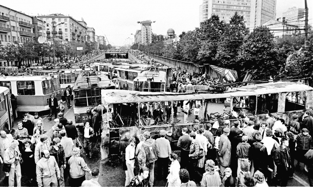 Баррикада из троллейбусов в центре Москвы, август 1991. Фото AFP PHOTO/ALEXANDER NEMENOV/Scanpix/LETA