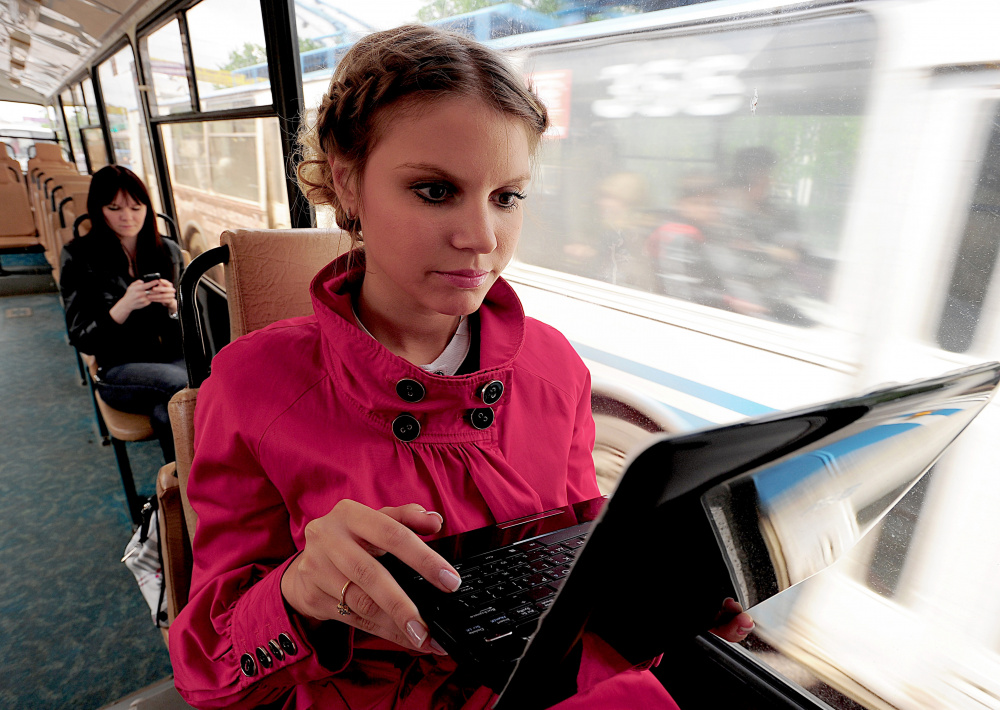 Женщина за компьютером в общественном транспорте. Фото: Smirnov Vladimir / TASS / Scanpix/ Leta