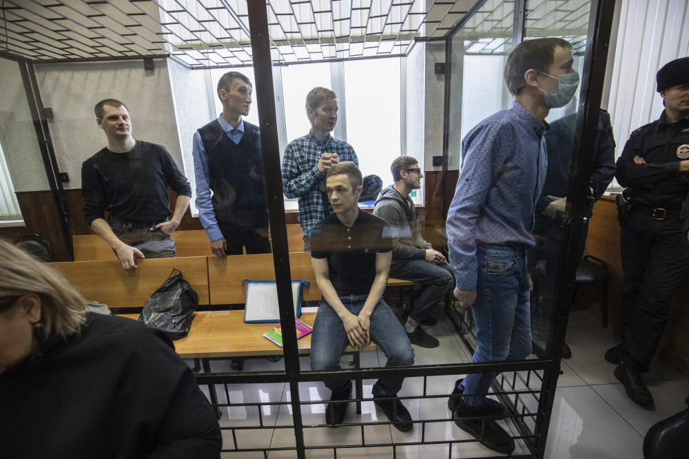 Фигуранты дела "Сети" во время оглашения приговора. Фото AP Photo/David Frenkel/Scanpix/LETA