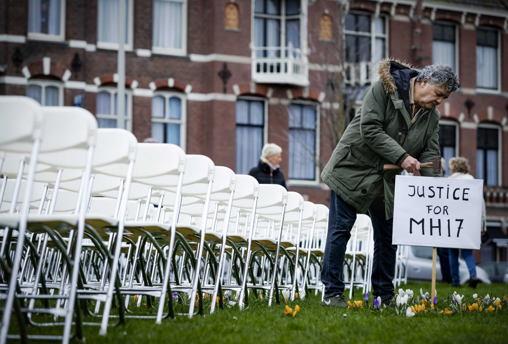 Молчаливая акция родственников погибших на рейсе МН17 перед посольством РФ в Гааге накануне начала суда. Фото EPA/ROBIN VAN LONKHUIJSEN/Scanpix/LETA