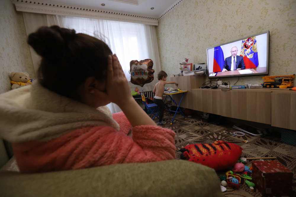 Жительница Санкт-Петербурга слушает обращение президента о коронавирусе. Фото Sergei Mikhailichenko/SOPA Images via ZUMA Wire/Scanpix/LETA