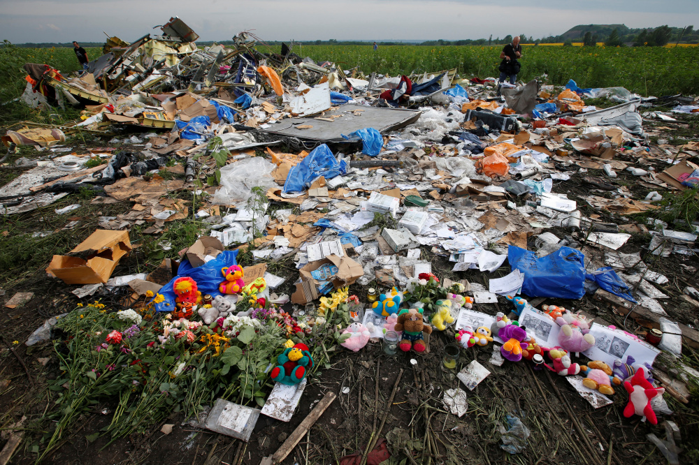 Цветы на месте крушения Boeing в Донбассе. Фото: Â© MAXIM ZMEYEV / Reuters / TASS / Scanpix / Leta