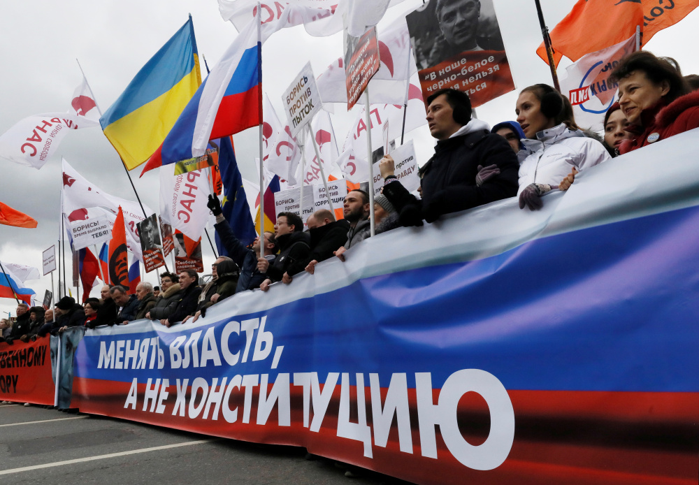 Лозунги вышедших на Марш памяти Бориса Немцова в Москве. Фото REUTERS/Shamil Zhumatov/Scanpix/LETA