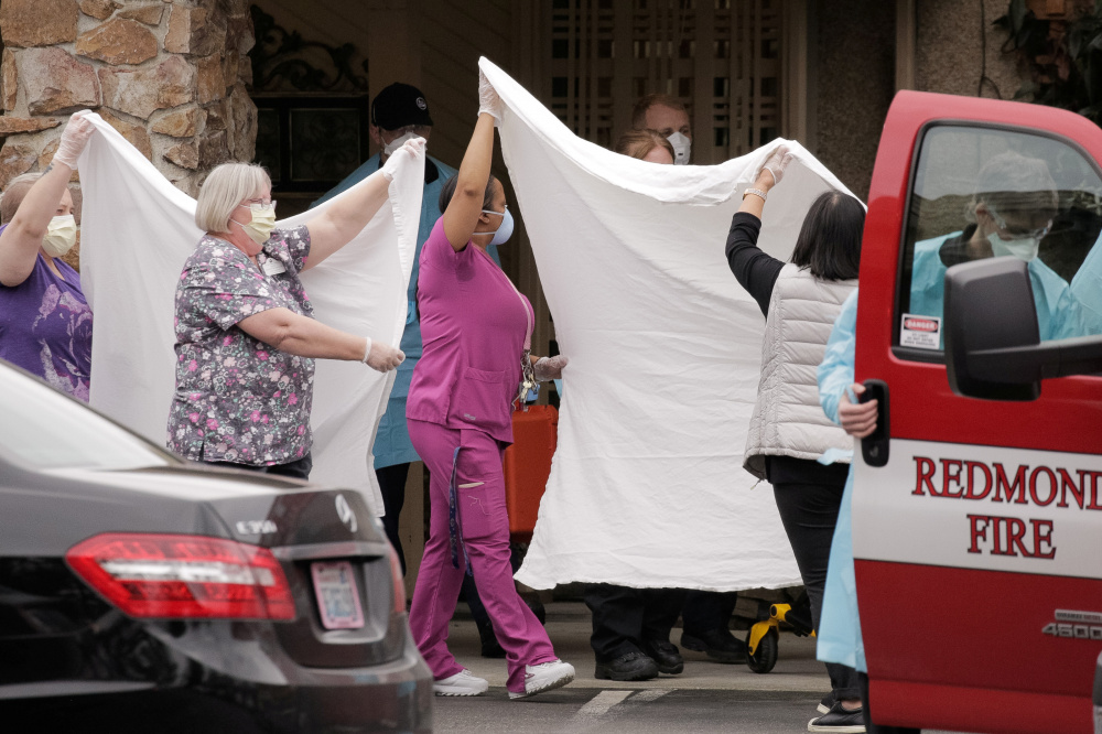 Сотрудники медцентра Киркленда, штат Вашингтон, во время транспортировки инфицированного коронавирусом. Фото REUTERS/David Ryder/Scanpix/LETA