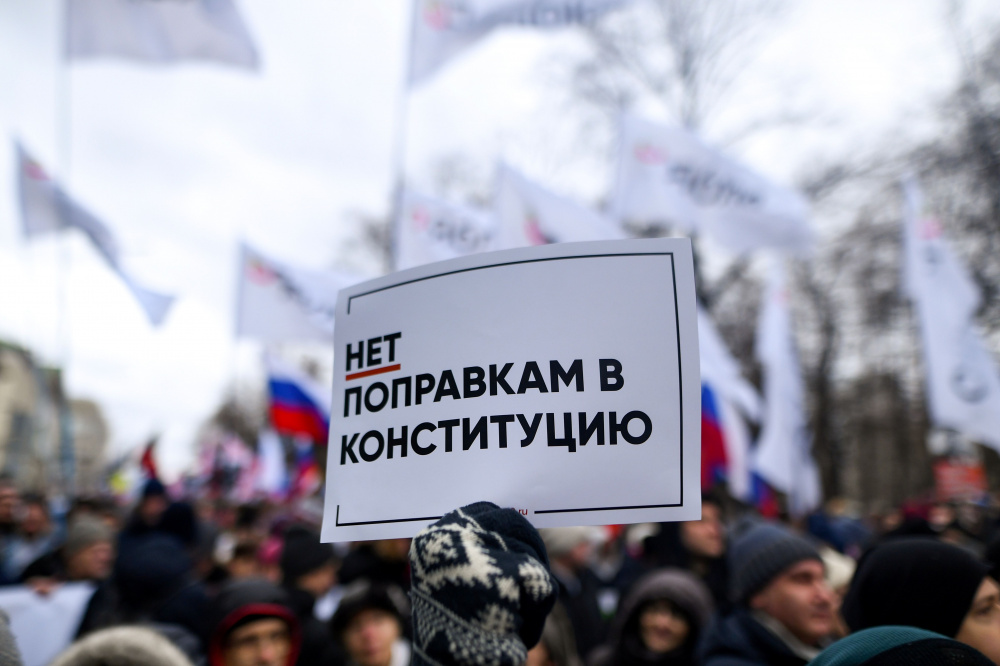 Лозунги участников Марша памяти Немцова. Фото Kirill KUDRYAVTSEV/AFP/Scanpix/LETA