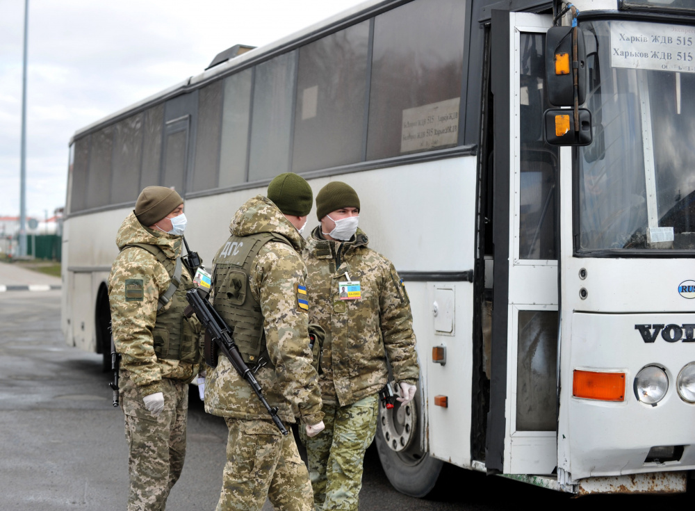 Украинские пограничники на КПП российско-украинской границы. Фото SERGEY BOBOK/Scanpix/LETA