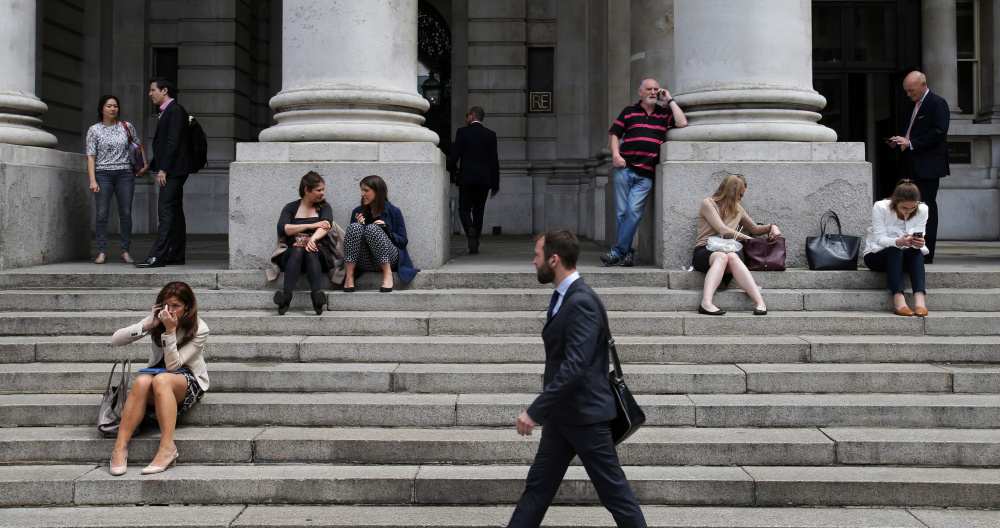 Люди на ступеньках здания Лондонской биржи. Фото: DANIEL LEAL-OLIVAS / TASS / Scanpix / Leta