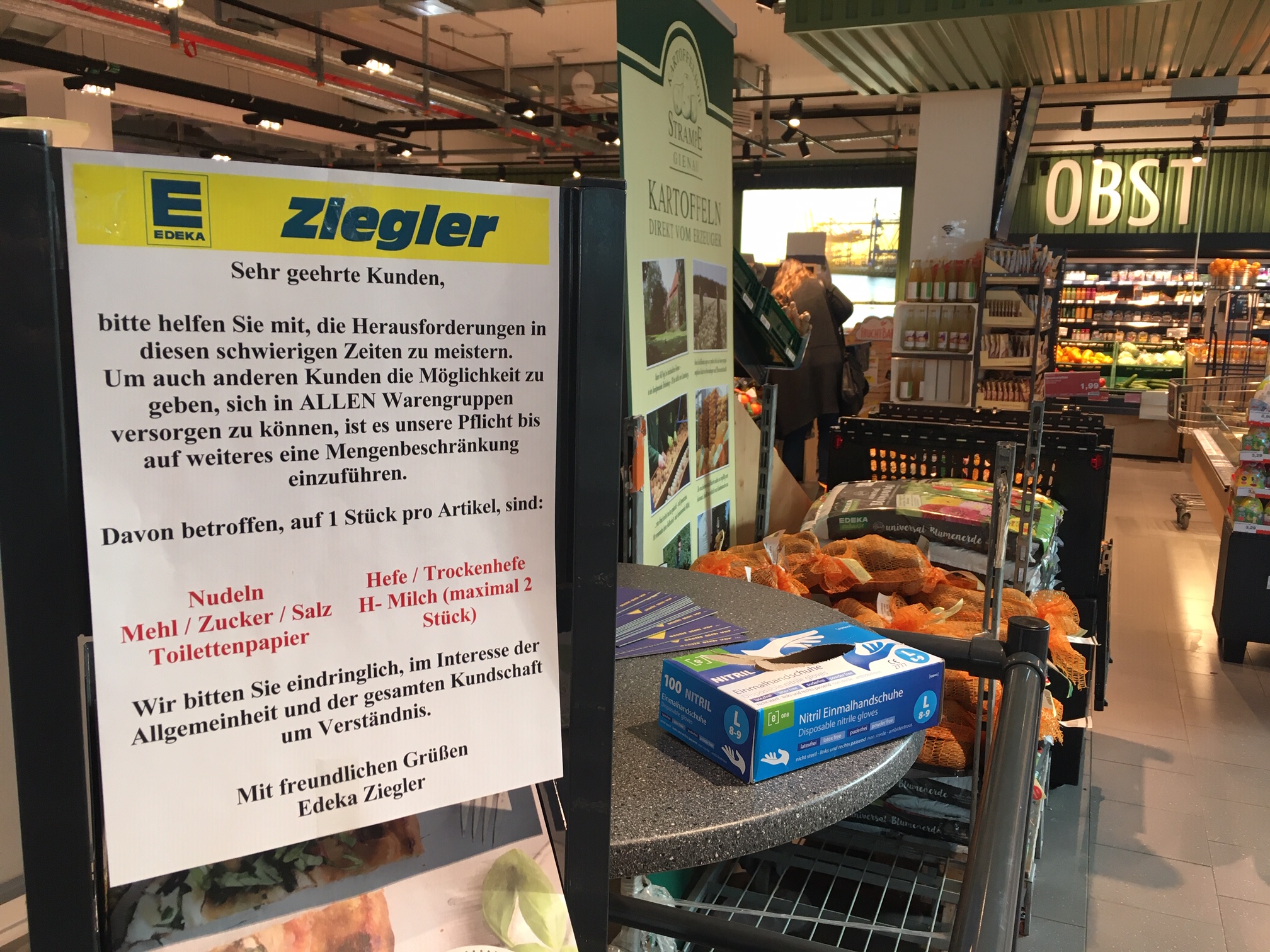 Объявление на входе в супермаркет в Гамбурге об ограниченной продаже продуктов в одни руки. Фото: Полина Мишина / "Спектр"