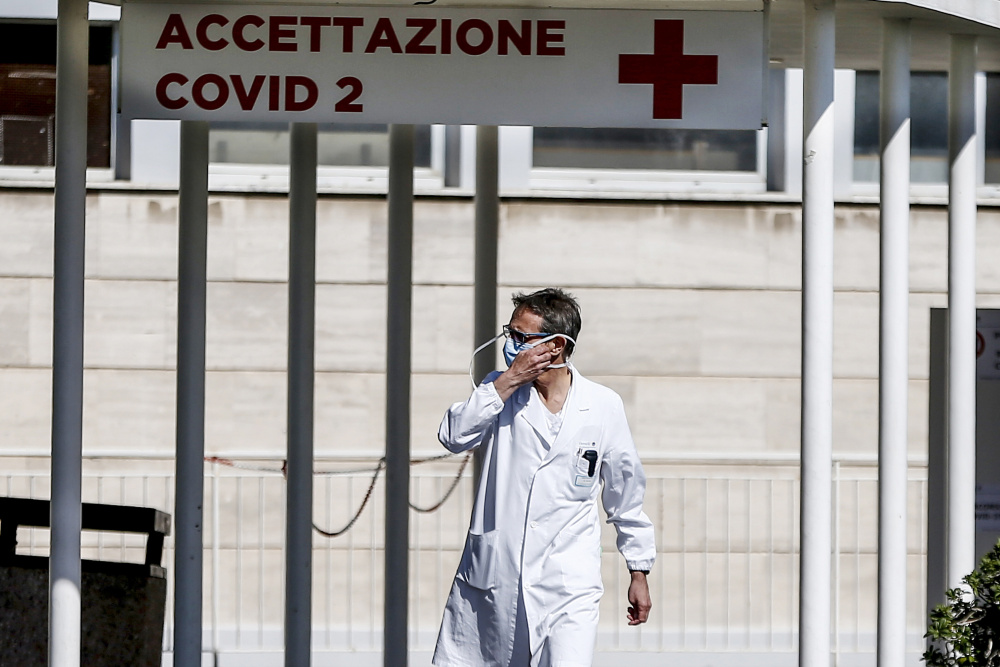 Врач выходит из нового медцентра, открытого в Риме для лечения зараженных коронавирусом. Фото Cecilia Fabiano/LaPresse via AP/Scanpix/LETA