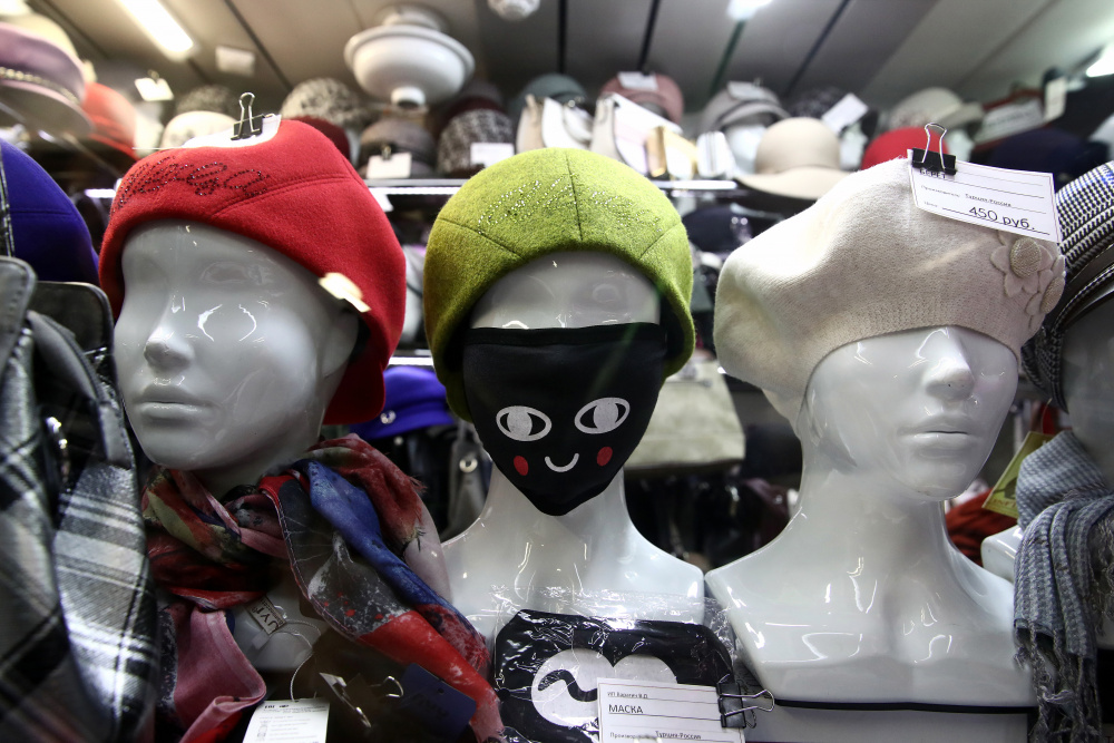 Дизайнерские защитные маски в московских витринах. Фото Sergei Fadeichev/TASS/Scanpix/LETA