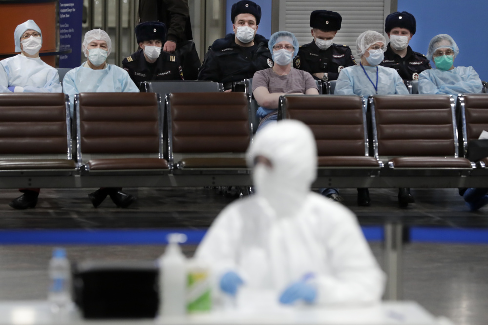 Полиция и медики в зоне прилета международных рейсов аэропорта Шереметьево. Фото AP Photo/Pavel Golovkin/Scanpix/LETA