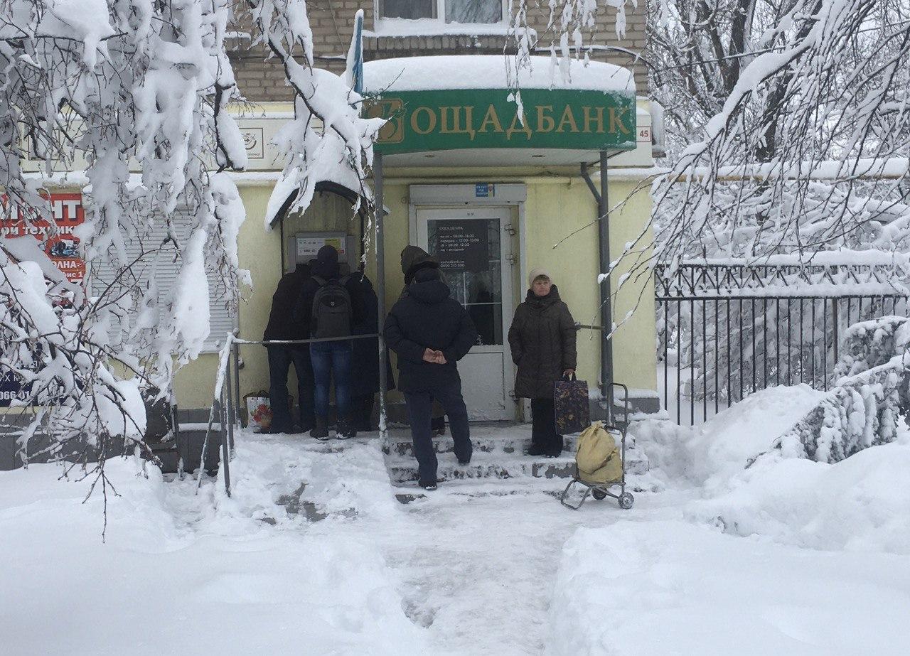 Пенсионеры в очереди в Ощадбанк, Волноваха. Фото Дмитрий Дурнев для Spektr.Press