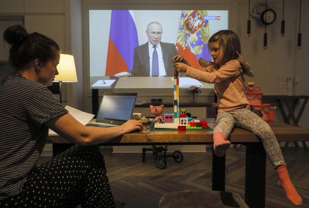 Россияне слушают телеобращение президента Путина. Фото EPA/SERGEI ILNITSKY/Scanpix/LETA