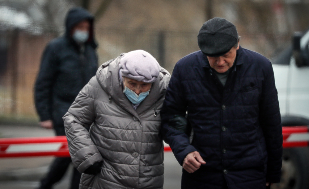 Мужчина с женщиной на улице Москвы. Фото: YURI KOCHETKOV / TASS / Scanpix / Leta