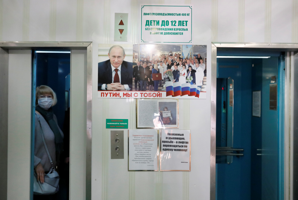 Плакат в холле санатория Пятогорска. Фото REUTERS/Eduard Korniyenko/Scanpix/LETA
