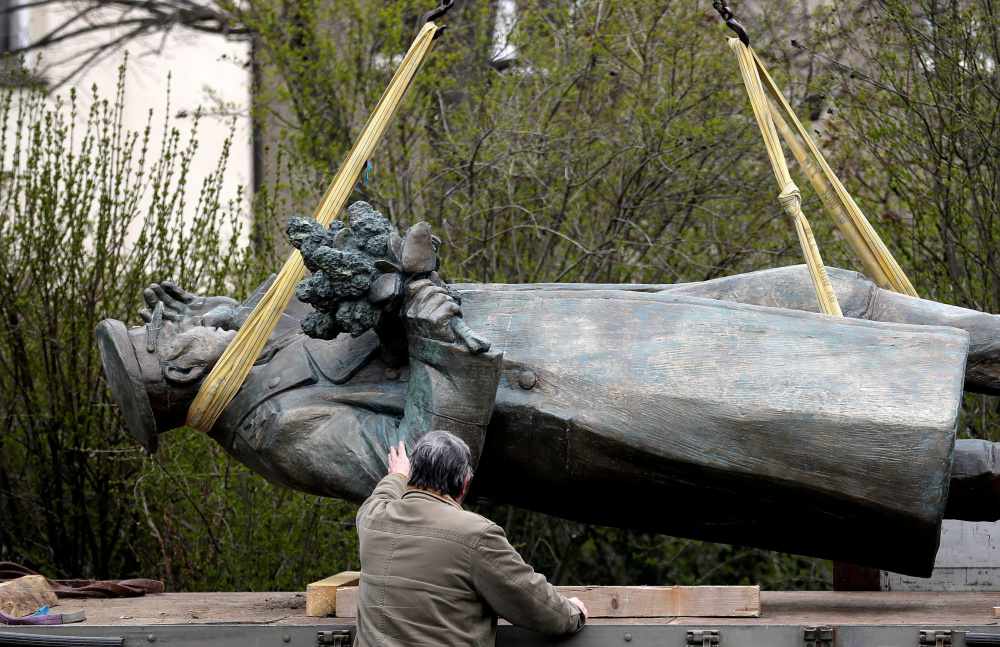 Демонтаж памятника маршалу Коневу в Праге. Фото REUTERS/David W Cerny/File Photo/Scanpix/LETA