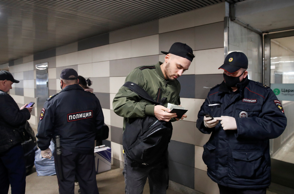 Проверка пропуска в московском метро. Фото: MAXIM SHEMETOV / TASS / Scanpix / Leta