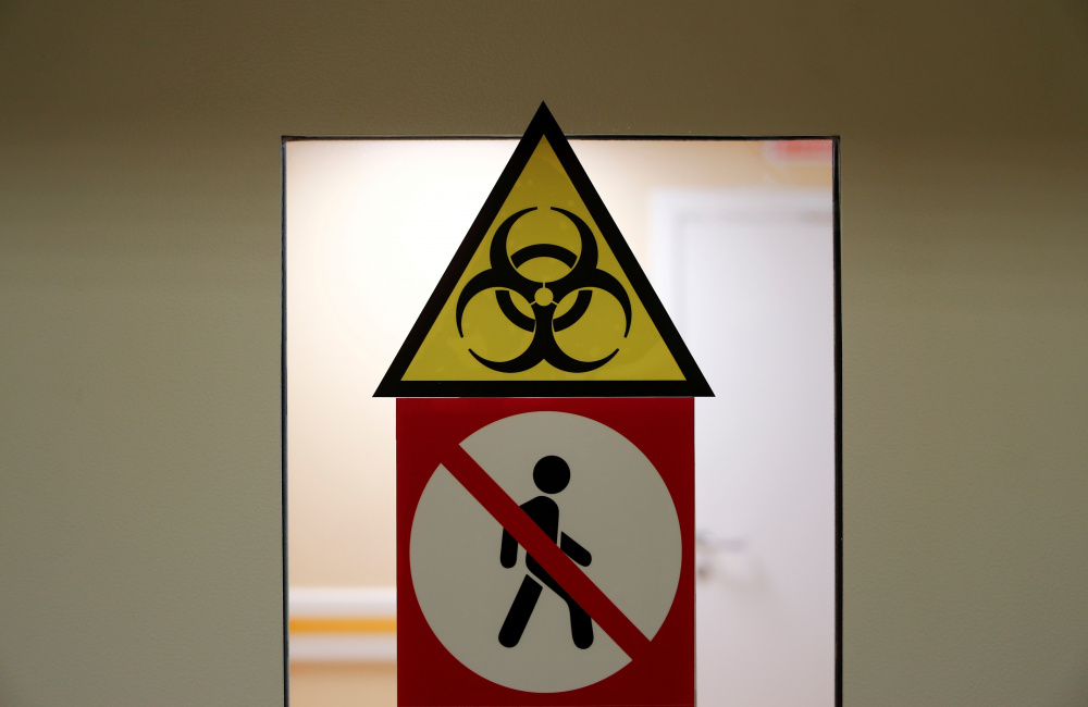 Предупреждающий знак при входе в отделение для больных коронавирусом в медицинском центре им. Пирогова, Москва. Фото REUTERS/Maxim Shemetov/Scanpix/LETA